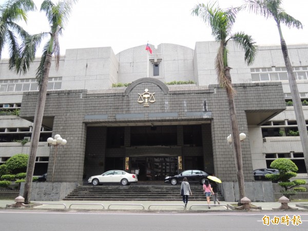 女護士撞死人被吊銷駕照，女護士以影響生計為由求法官撤銷處分，結果被屏東地院打回票。（記者李立法攝）