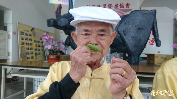 蔡永昌吹樹葉為車鼓陣伴奏，獨樹一幟。（記者楊金城攝）