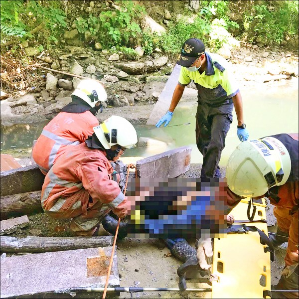 鋼筋水泥塊落下，直接砸中橋下釣魚的47歲黎姓男子，造成他頭部、腿部重創，當場失去生命跡象，送醫後不治。（記者王駿杰翻攝）