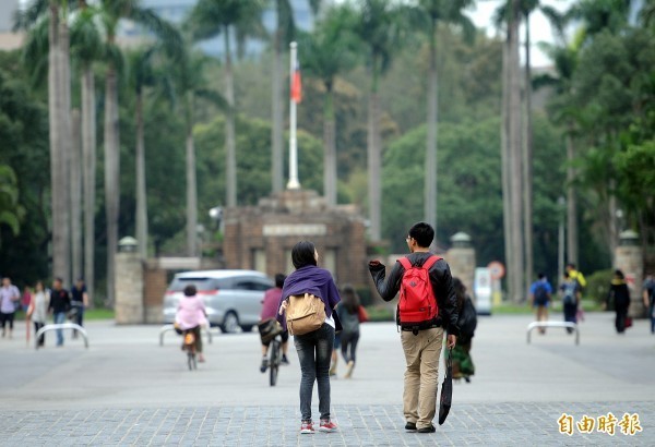 南韓1名來台灣大學攻讀博士學位的學生，近期內擔任校方座談會的韓語現場口譯員，時間為1.5小時，竟遭校方以200元打發。圖為台灣大學校門。（資料照）