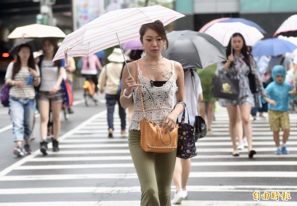 明天各地天氣不穩定，午後留意局部大雨，提醒民眾外出記得帶傘，以防萬一。（資料照）