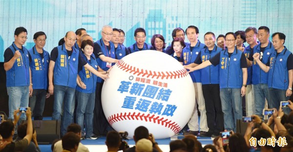 九合一選舉,國民黨全代會造勢「團結」。(記者方賓照攝) 九合一選舉,國民黨全代會造勢「團結」。(記者方賓照攝)