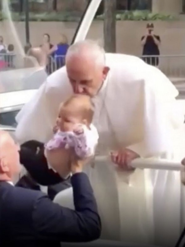 教宗方濟各2015年訪問美國費城時，吉安娜被家人遞給了方濟各親吻頭頂賜福。（圖取自《鏡報》）