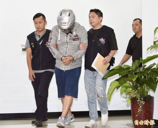 台北市43歲王姓男子涉嫌在內湖犯下星巴克偷拍案，20日傍晚被內湖分局警方在中山區拘提到案，經訊問後移送至士林地檢署。（記者羅沛德攝）