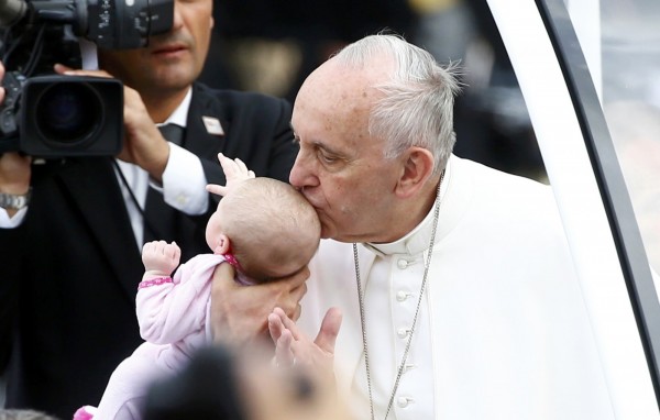 2015年9月，教宗方濟各訪問費城時，親吻嬰兒（非吉安娜）頭頂賜福。（路透）