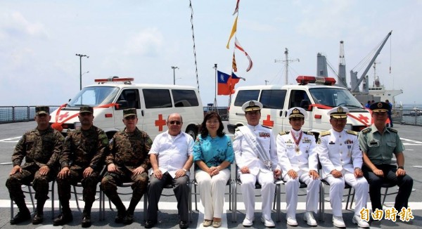 敦睦艦隊今年訪問薩爾瓦多，海軍司令黃曙光（右四）也出席。（資料照，軍聞社）