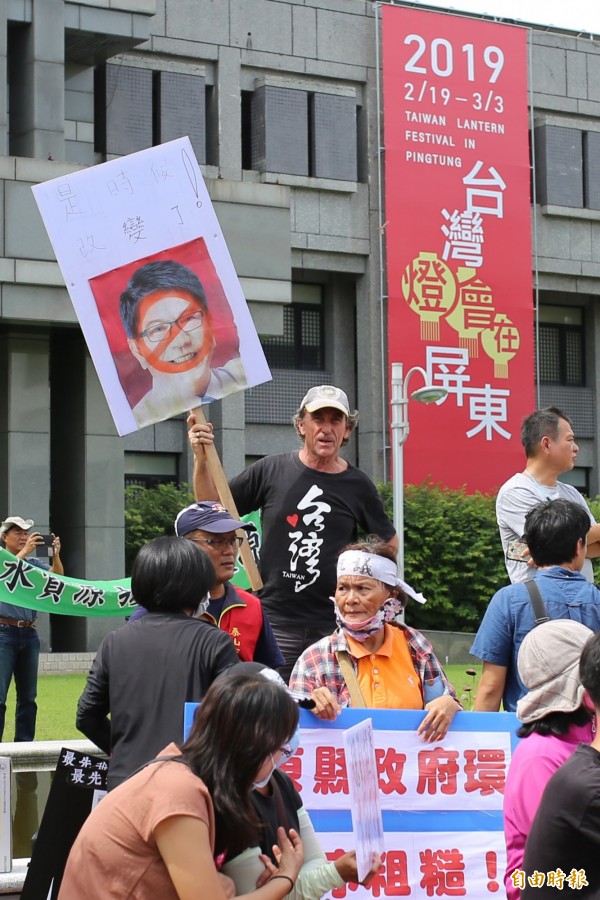 在屏東里港經營大茉莉農莊的羅約翰也參與行動，表達對砂石場問題的不滿。（記者邱芷柔攝）