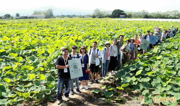 南市文化局今日發表「白寶河」地方創生計畫成果，透過設計研發將在地創意產業包裝直售，希望引領民眾深入體驗蓮鄉四季風景，翻轉農村經濟。（記者王涵平攝）