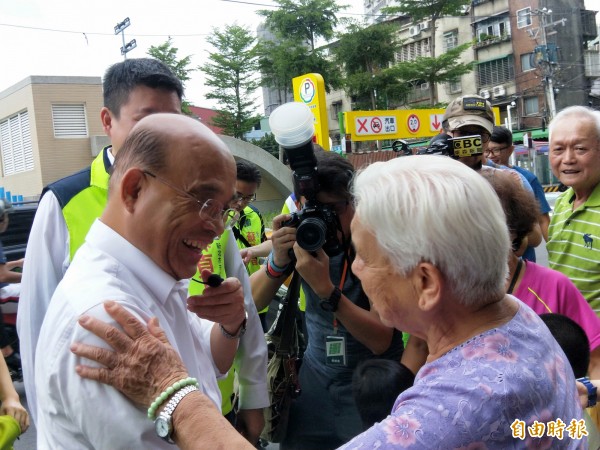 92歲的阿嬤熱情地給蘇貞昌打氣。（記者何玉華攝）