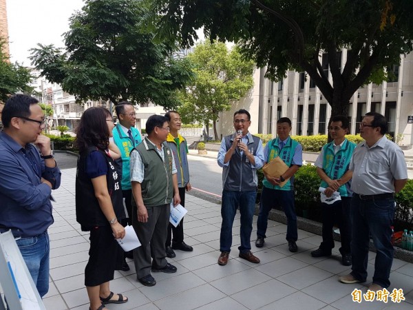 立委鄭運鵬邀請相關單位會勘大業路水管汰換工程。（記者謝武雄攝）