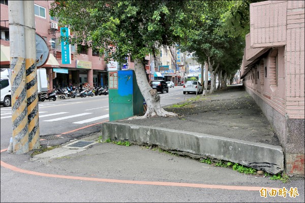 蟠桃國小人行道與路面高低落差過大，將加設低角度斜坡。（記者鄭名翔攝）