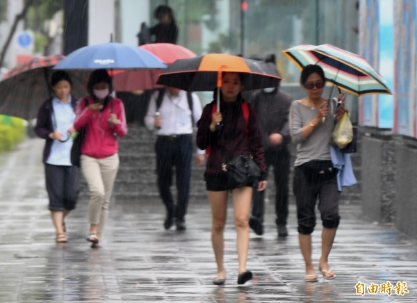 受熱帶低氣壓影響，明天中南部及台東須注意劇烈降雨。（資料照）