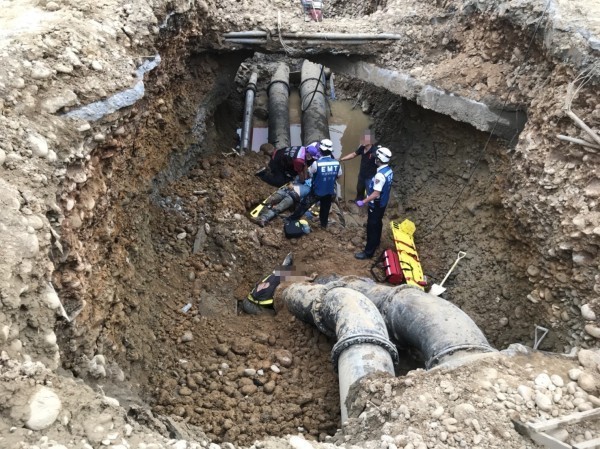 交通部高速公路局代辦的桃園機場管線遷移工程，昨日下午發生3名工人遭活埋不治。高公局表示，施工廠商泛亞工程未依規定，開挖前提報擋土設置計畫，監造單位與督導者也讓廠商就這樣施做，雙方都需負責。（桃園消防局提供）
