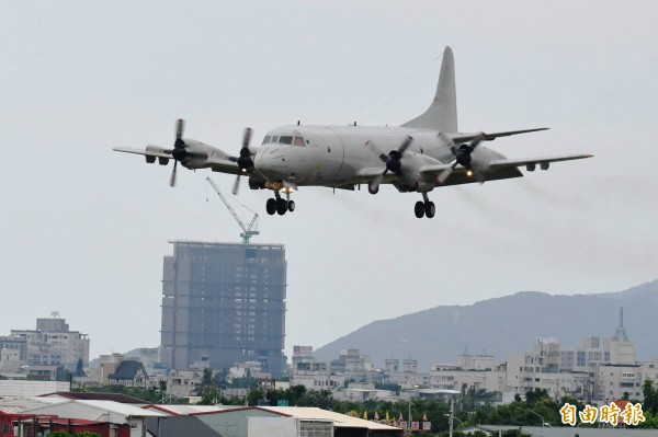 P-3C飛返空軍花蓮基地，因機體較大，被建築物襯托的相當明顯。（記者游太郎攝）