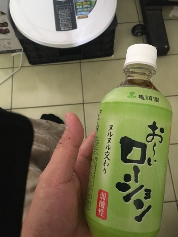 網友收到日本朋友送他的一罐仿日本知名茶飲品牌的潤滑液，像到讓他差點喝下肚。（圖擷取自PTT）