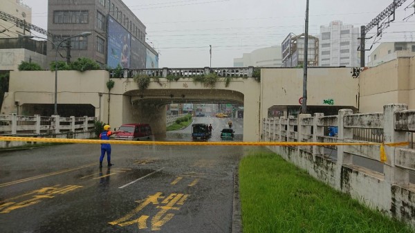 東區地下道傳出積水，車輛受困。（記者王捷翻攝）