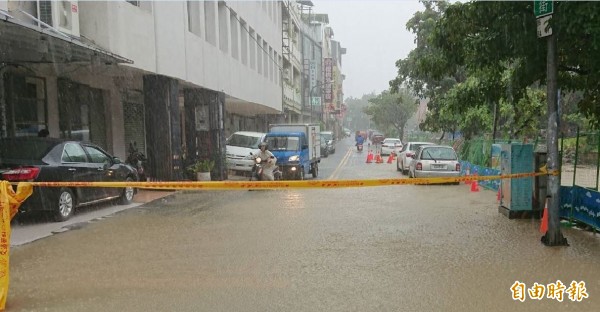 南市友愛街及永福路口淹水封鎖管制。（記者洪瑞琴攝）