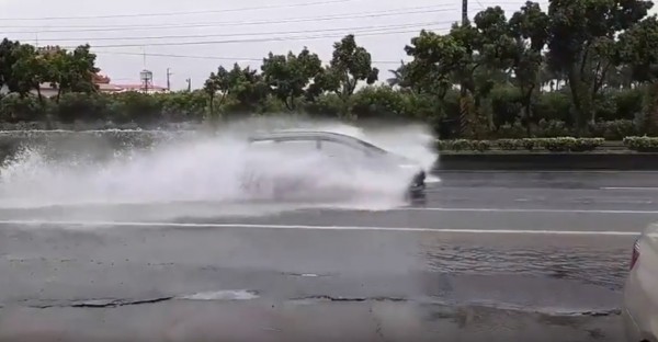 枋寮中正路再度積水。（民眾張仁吉提供）