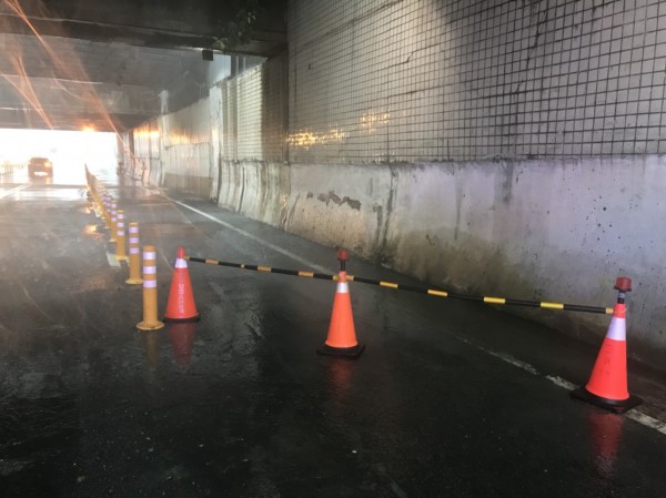 高雄市三民區中華地下道機車道積水嚴重緊急封閉。（記者方志賢翻攝）