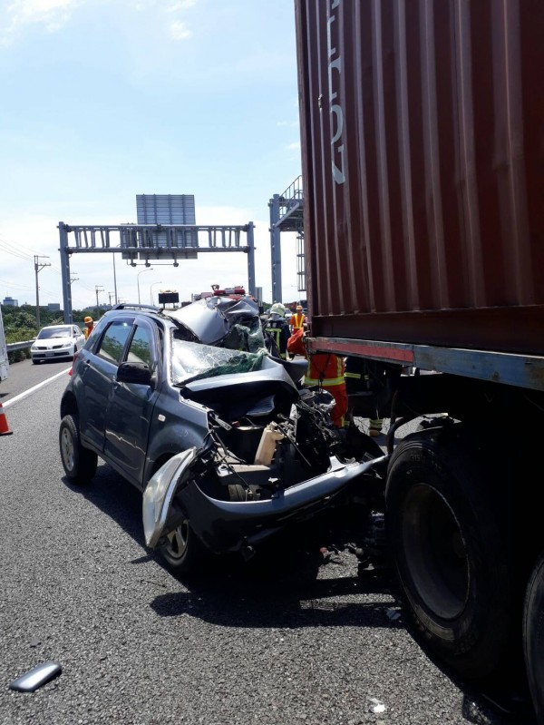 五楊高架中壢段傳死亡車禍，中壢轉接道暫時封閉。（記者許倬勛翻攝）