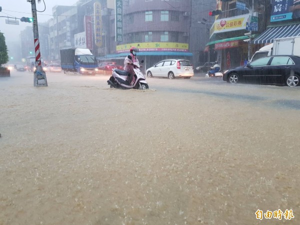 高市狂風暴雨多出積水。（記者陳文嬋攝）