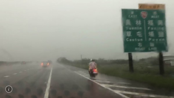 1對男女共乘機車暴雨中誤闖國道1號，2輛轎車駕駛採前後包夾，護送騎士6公里遠後脫險。（記者湯世名翻攝）