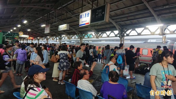 台南車站有多輛列車誤點，不過仍有車可搭。（記者王捷攝）
