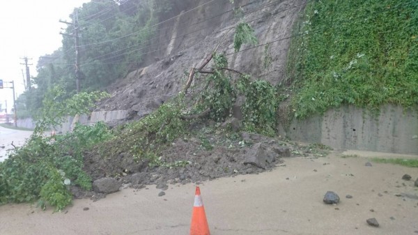 高雄山區道路柔腸寸斷通行受阻，高雄山區4區今晚停收垃圾。（記者陳文嬋翻攝）