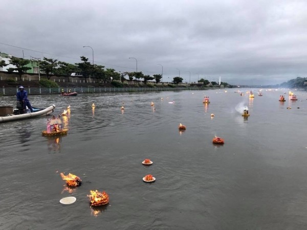 鹿港地藏王廟今天傍晚在福鹿溪放水燈。（取自陳文彬臉書）