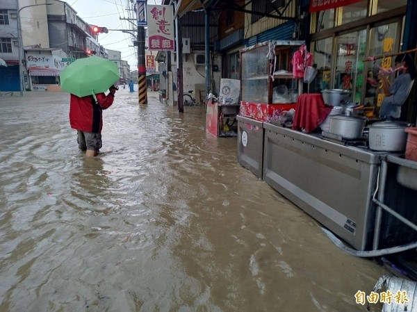 今早暴雨狂轟猛炸南台灣，造成台南、高雄、屏東多處積水。圖為高雄美濃市區淹大水。（記者黃佳琳攝）