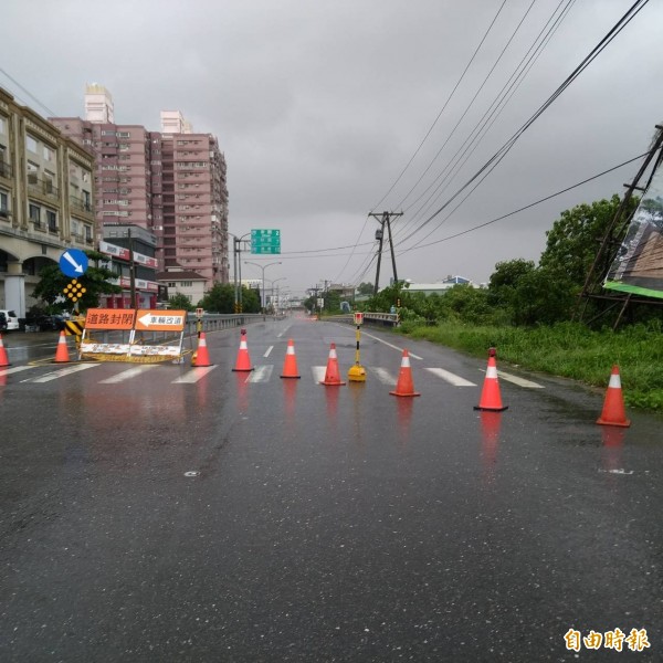 屏東東港台17線封路，中正路又積淹水。（記者陳彥廷攝）