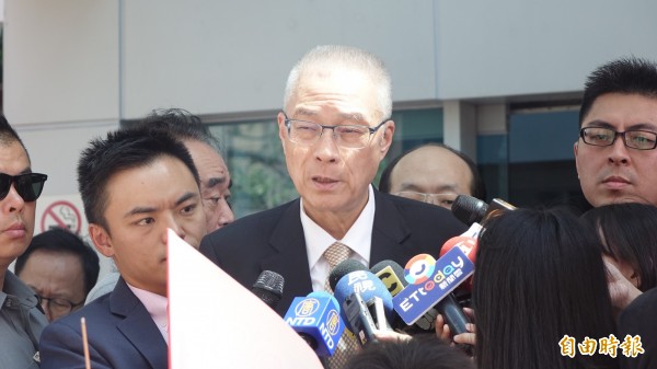  國民黨主席吳敦義23日偕同秘書長曾永權、台北市長參選人丁守中等人，在中央黨部前舉辦中元普渡，隨後接受媒體訪問。（記者叢昌瑾攝）