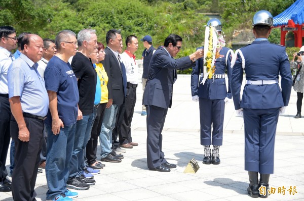國防部23日在太武山公墓舉行八二三戰役60周年公祭儀式，前總統馬英九到場祭祀。（記者黃耀徵攝）