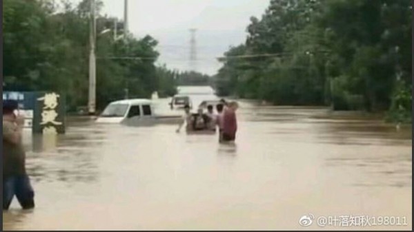 日前颱風「棕櫚」襲擊中國，帶來山東強降雨不斷，當局卻在此時將上游3個水庫同時洩洪，對下游壽光市居民造成嚴重災情。（圖擷取自微博）