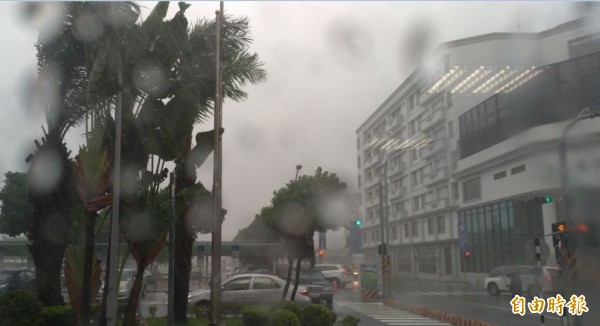 台南今日仍是雨下不停。（記者洪瑞琴攝）