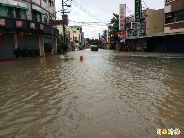 降雨量驚人，民雄地區多處淹水。（記者蔡宗勳攝）