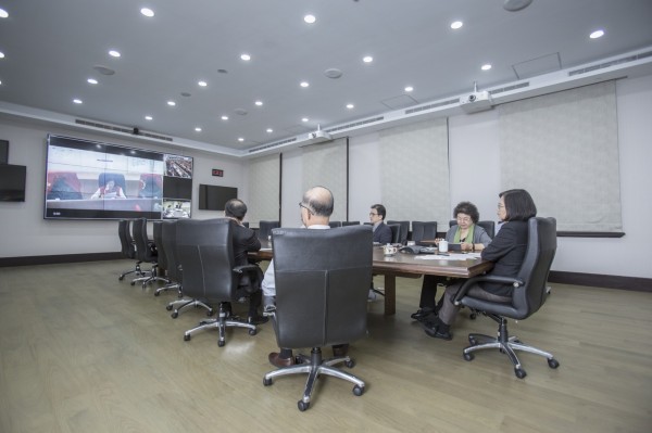 （記者李欣芳攝）關心因南部豪雨導致淹水災情，蔡總統舉行視訊會議並與縣市首長連線。（總統府提供）