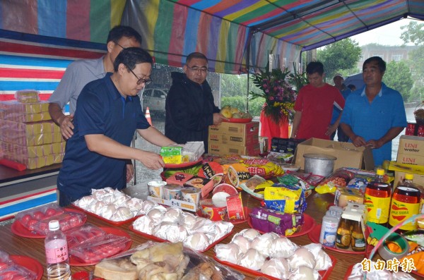 玉井警方準備了豐盛的供品為國姓爺祝壽，也一併還願。（記者吳俊鋒攝）