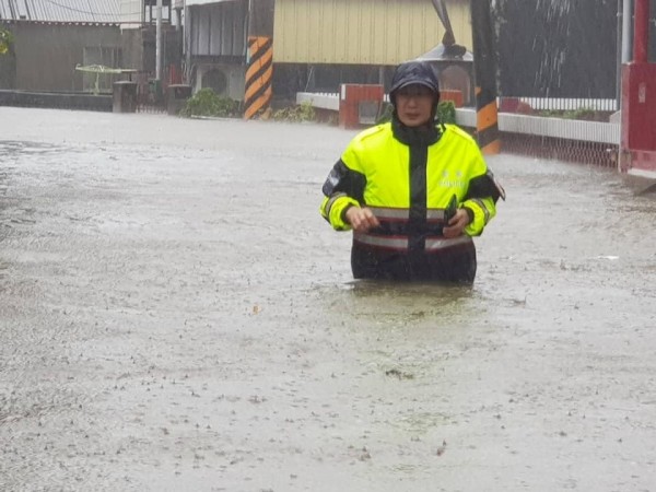 嘉義縣警方冒雨前往救援受困民眾。（記者林宜樟翻攝）