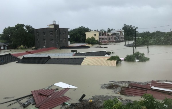 白河區河東里西勢尾臨白水溪畔，淹水更達1層樓高。（記者楊金城翻攝）