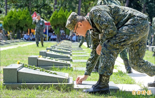 國防部23日在太武山公墓舉行八二三戰役60周年公祭儀式，現役國軍向陣亡的英靈祭祀。（記者黃耀徵攝）