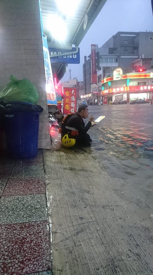 昨天南台灣多處地區大淹水，災情不斷傳出，警義消疲於奔命，網友PO出照片向辛苦的警義消致敬。（圖擷取自臉書社團「台南諸事會社」）