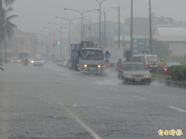 熱帶性低氣壓994百帕為中南部帶來「游擊式暴雨」，各地淹積水消息頻傳。（資料照）