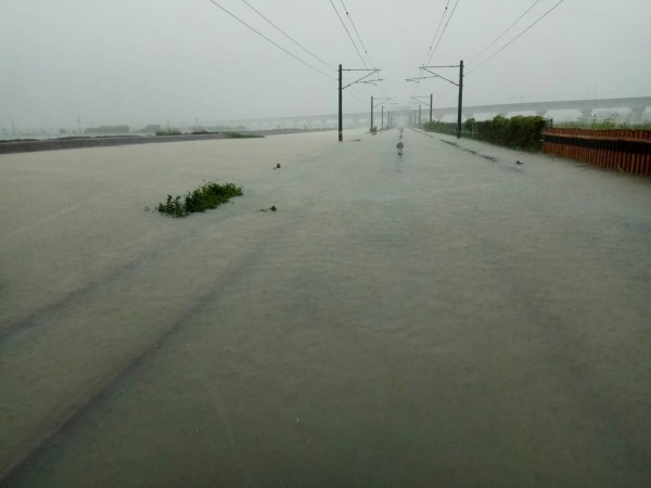 台鐵稍早指出，受豪雨影響台鐵後壁到林鳳營間淹水，路線不通。（圖翻攝自fun臺鐵臉書）