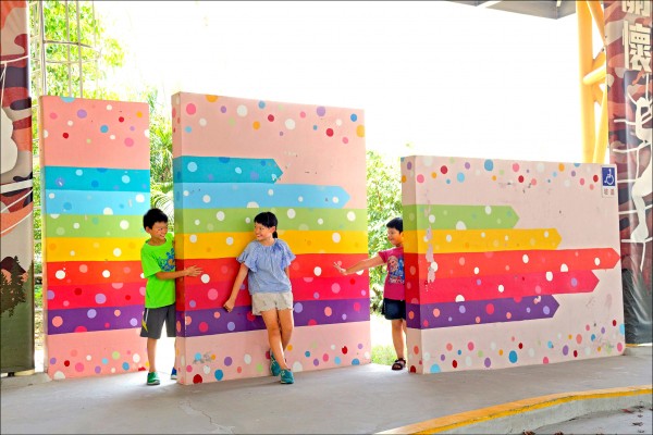 風雨操場的七彩彩繪牆，可拍出夢幻粉嫩的風格。（記者陳宇睿／攝影）