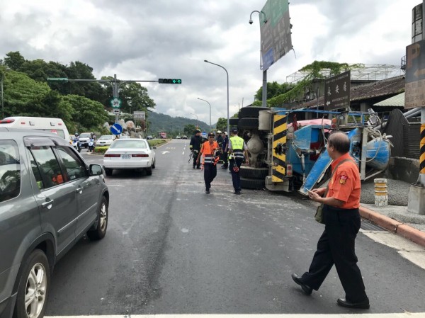 預拌混凝土車翻覆，駕駛、義消受傷送醫。（記者邱俊福翻攝）