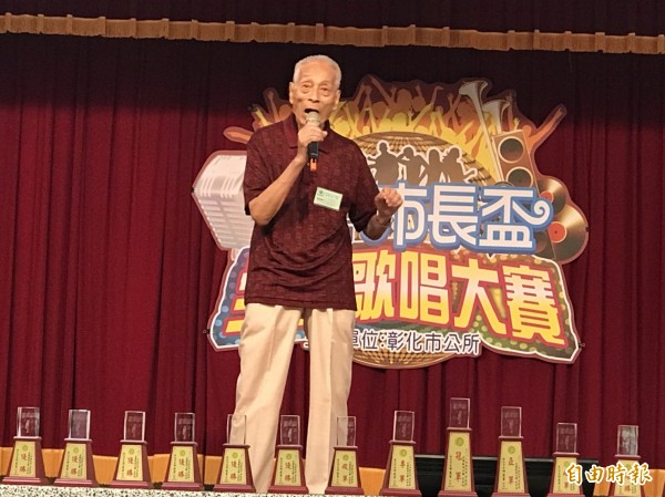 92歲最高齡的張文吉演唱一支小雨傘，台風穩健。（記者湯世名攝）