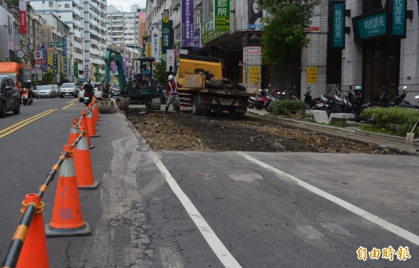 太平樹孝路昨天因自來水管破管造成路片下陷，包商今天持續搶修，民眾抱怨破管太頻繁，要求水公司徹底解決。（記者陳建志攝）