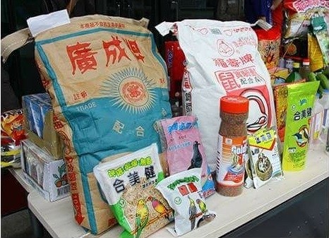 集集特生中心野生動物急救站舉辦普度，供桌上擺放的除了人吃的食物，更多的是動物飼料。（擷取自野生動物急救站臉書）