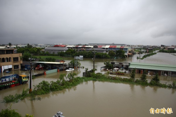 823水災造成中南部嚴重淹水，水利署表示這次的雨勢過大，如果要承受這樣的雨量，要達到100年保護標準，將花費天價預算及許多時間，圖為嘉義縣淹水的狀況。（記者林宜樟攝）